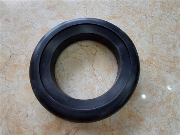 Bánh xe cao su cổ hút xe quét đường isuzu, dongfeng