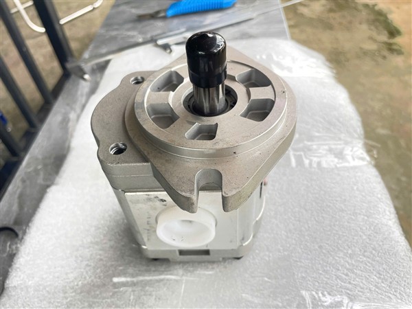 Bơm thuỷ lực dùng cho xe qét đường isuzu, dongfeng