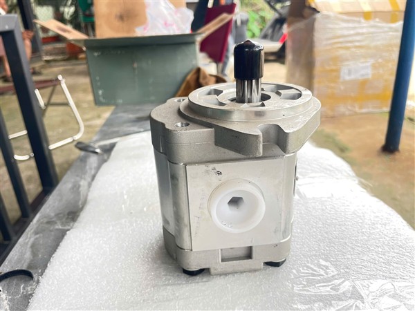 Bơm thuỷ lực dùng cho xe qét đường isuzu, dongfeng