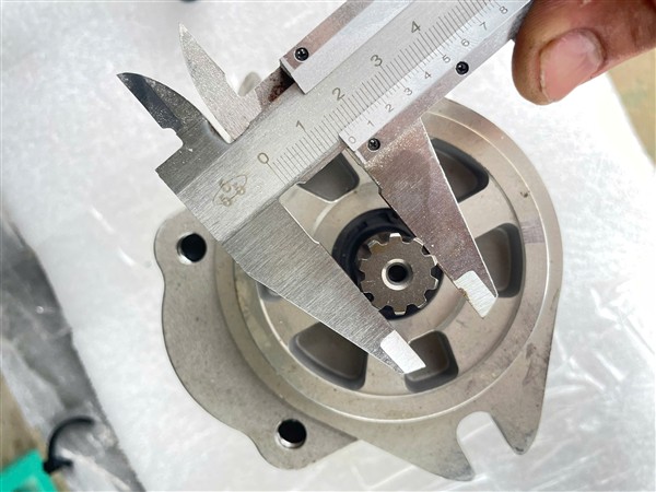 Bơm thuỷ lực dùng cho xe qét đường isuzu, dongfeng