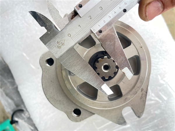 Bơm thuỷ lực dùng cho xe qét đường isuzu, dongfeng