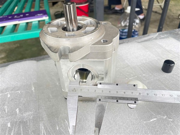 Bơm thuỷ lực dùng cho xe qét đường isuzu, dongfeng